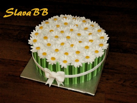 Torta "Margarétková pre malú slečnu Margarétku - Daisy cake "  cesto: vanilkové plnka: karamelová a čokoládová ovocie: banány váha: 3,4 kg